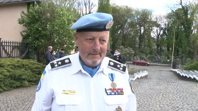 Поклали квіти до стели та відкрили Дзвін перемоги. В Ужгороді відзначили День пам'яті та примирення Поклали квіти до стели та відкрили Дзвін перемоги. В Ужгороді відзначили День пам'яті та примирення