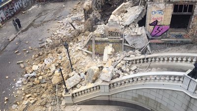 У центрі Одеси обвалився закинутий будинок. Місцеві кажуть, там жили безпритульні У центрі Одеси обвалився закинутий будинок. Місцеві кажуть, там жили безпритульні