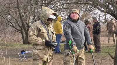 Військовий з Черкащини Віталій Моцний, який втратив ноги, навчає курсантів керувати дронами Військовий з Черкащини Віталій Моцний, який втратив ноги, навчає курсантів керувати дронами