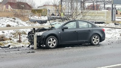 Під Луцьком водій в'їхав у відбійник. Що розповіли очевидці