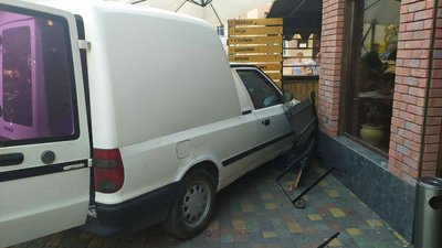 Потрощив столи та лавицю: в Ужгороді авто в'їхало на терасу піцерії Потрощив столи та лавицю: в Ужгороді авто в'їхало на терасу піцерії