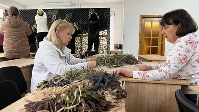 "Армія відновлення": безробітні у Луцьку плетуть маскувальні сітки