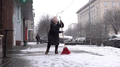 Дороги Черкас та області очищують 130 одиниць спецтехніки