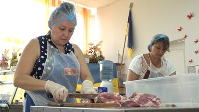 М’ятне, шоколадне, вівсяне: черкаські вчителі випікають печиво для української армії М’ятне, шоколадне, вівсяне: черкаські вчителі випікають печиво для української армії