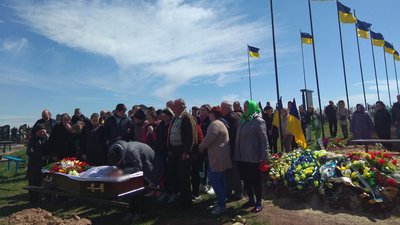 На Одещині поховали віськогово який помер через рани, отримані на війні На Одещині поховали віськогово який помер через рани, отримані на війні