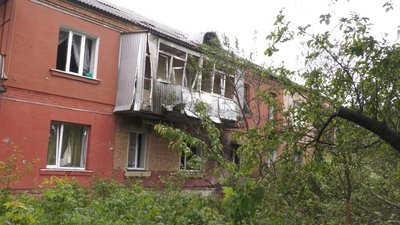Розбитий дитмайданчик, повалені дерева та вибиті вікна: російські окупанти 29 травня обстріляли Харків Розбитий дитмайданчик, повалені дерева та вибиті вікна: російські окупанти 29 травня обстріляли Харків