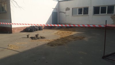 На території школи в Одесі виявили пляму невідомого походження На території школи в Одесі виявили пляму невідомого походження