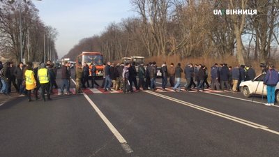 На Вінниччині у селі Писарівка аграрії перекрили проїжджу частину