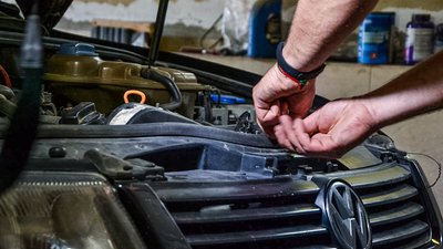 Викладач Одеської юридичної академії переобладнує звичайні машини на бандеромобілі Викладач Одеської юридичної академії переобладнує звичайні машини на бандеромобілі