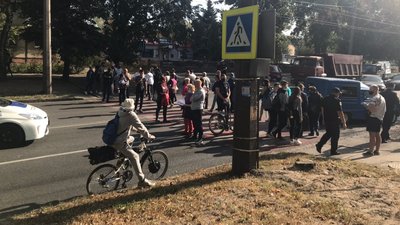 Немає газу: у Черкасах мешканці будинку перекрили рух однієї з центральних вулиць Немає газу: у Черкасах мешканці будинку перекрили рух однієї з центральних вулиць