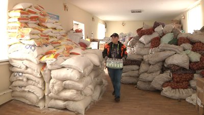 "Отримуємо допомогу з усього світу". Як працює гуманітарний штаб Широківської громади на Запоріжжі