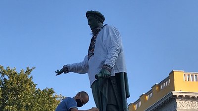 Одеського Дюка де Рішельє одягнули у вишиванку