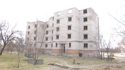«Без охорони, безкінечне сміття». Чому в Дніпрі 20 років не добудовують будинок для комунальників