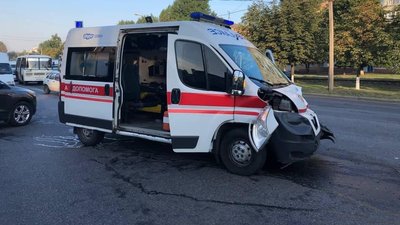 У Харкові легковик врізався в реанімобіль