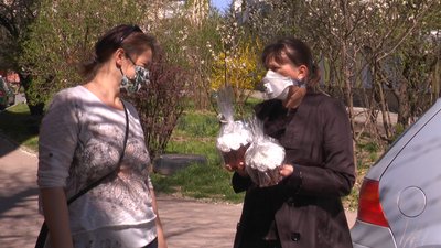 Волонтери розвозять продуктові набори малозабезпеченим франківцям