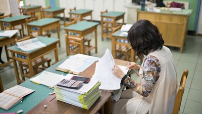 Вчителів у Первомайську примушують до прибирання територій — освітня омбудсменка Лещик