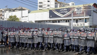 У М'янмі 100 тисяч людей протестують проти військової влади У М'янмі 100 тисяч людей протестують проти військової влади
