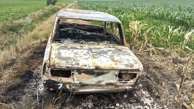 У згорілому автомобілі на Полтавщині знайшли рештки трупа У згорілому автомобілі на Полтавщині знайшли рештки трупа
