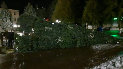 У Коропі, Носівці та Бобровиці через негоду впали новорічні ялинки У Коропі, Носівці та Бобровиці через негоду впали новорічні ялинки