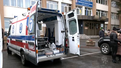 Гуманітарна допомога: Рівненська ЦМЛ отримала авто й медобладнання з Польщі