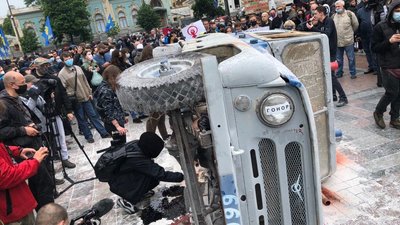 Під Радою вимагали відставки Авакова та підпалили міліцейський "бобік"