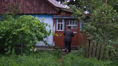 На Житомирщині пенсіонеру з села, де згоріли 27 будівель, купили хату та побутову техніку