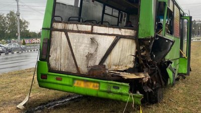 У Харкові сталася ДТП з легковиком, автобусом і тролейбусом: 11 людей постраждали, серед них — вагітна