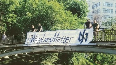 Поліція перевіряє розміщення банеру "White lives matter" на мосту в Харкові