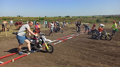 У Бобринці відбувся мотокрос. Один учасник травмувався У Бобринці відбувся мотокрос. Один учасник травмувався