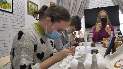 У Маріуполі проводять безкоштовні курси з розпису писанок У Маріуполі проводять безкоштовні курси з розпису писанок