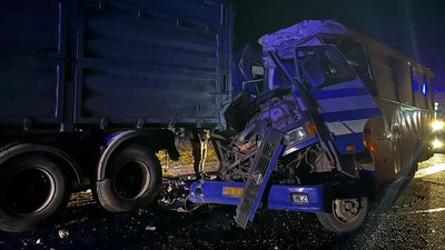 Автобус на Волині в'їхав у причіп вантажівки. Одна з травмованих – у важкому стані