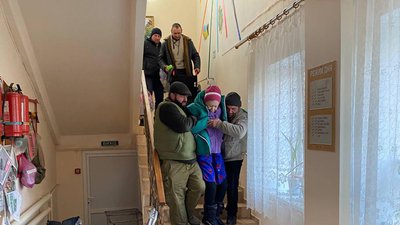 До Миколаєва вивезли людей з навколишніх селищ, що постраждали від обстрілів РФ