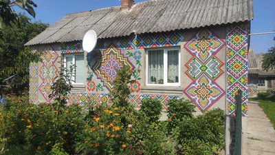 20 тисяч кришечок: волинянин прикрасив хату та подвір'я національним орнаментом 20 тисяч кришечок: волинянин прикрасив хату та подвір'я національним орнаментом