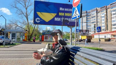 Каву не п’є, поки не накормить голубів: черкасець щодня підгодовує птахів