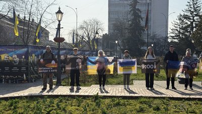 В Ужгороді на Петефі провели акцію-нагадування про хвилину мовчання