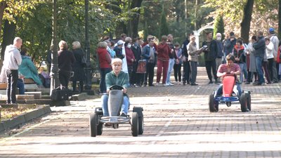 Перемогла дружба. У Франківську на веломобілях змагалася молодь з інвалідністю Перемогла дружба. У Франківську на веломобілях змагалася молодь з інвалідністю