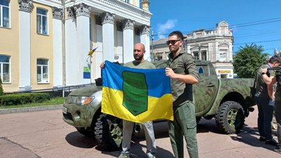 Техніка для військових: за гроші благодійників у Житомирі придбали два пікапи та дрон Техніка для військових: за гроші благодійників у Житомирі придбали два пікапи та дрон