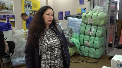 У Черкасах переселенцям видали гуманітарну допомогу, щоб підготувати до блекауту У Черкасах переселенцям видали гуманітарну допомогу, щоб підготувати до блекауту