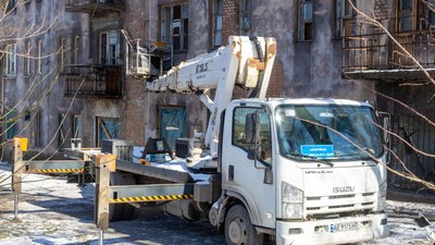 У Дніпрі в пошкоджених внаслідок авіаудару будинках відновили опалення та електропостачання
