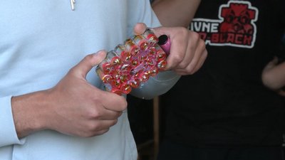 У Рівному волонтери з використаних електронних цигарок роблять павербанки для ЗСУ У Рівному волонтери з використаних електронних цигарок роблять павербанки для ЗСУ