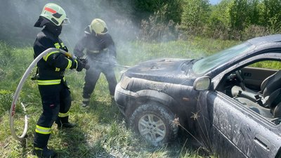 Рятувальники гасять пожежу авто у Ковелі