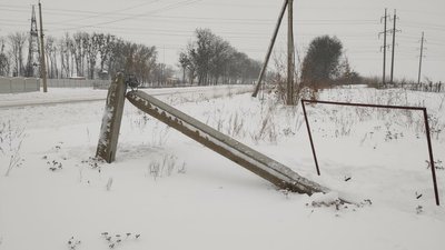 На Рівненщині вантажівка пошкодила електролінію, майже 150 осель без світла На Рівненщині вантажівка пошкодила електролінію, майже 150 осель без світла