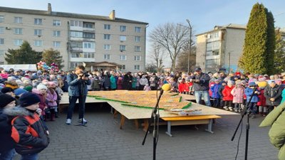 У Шумську встановлюють рекорд України. Це "Найбільша ялинка з круасанів" У Шумську встановлюють рекорд України. Це "Найбільша ялинка з круасанів"