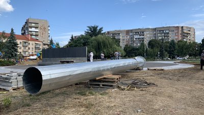 В Ужгороді почали збирати флагшток, який мають встановити до 30-річчя незалежності України В Ужгороді почали збирати флагшток, який мають встановити до 30-річчя незалежності України