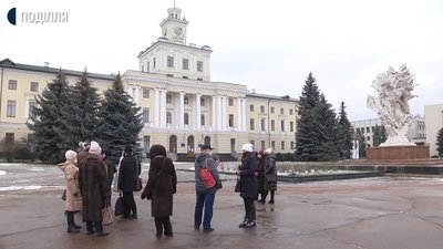 Загалом під стінами обласної ради зібралось близько сімдесяти людей Загалом під стінами обласної ради зібралось близько сімдесяти людей