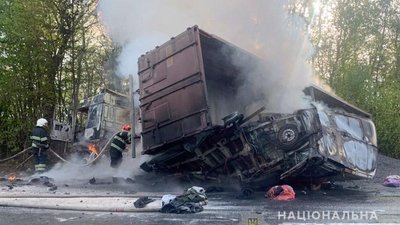 Під Хмельницьким перекинулася фура і розтрощила дві автівки. Є загиблі