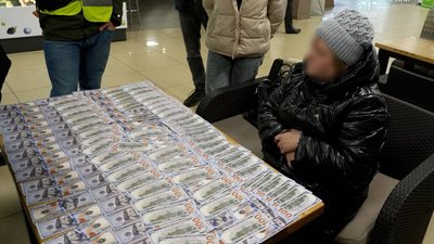 Підозрювана у переправленні чоловіків за кордон.