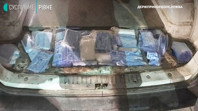 Житель Рівненщини хотів вивезти в Європу тисячі медичних масок Житель Рівненщини хотів вивезти в Європу тисячі медичних масок