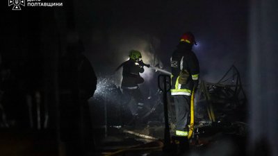 Рятувальники ліквідовують пожежу на Новій Пошті