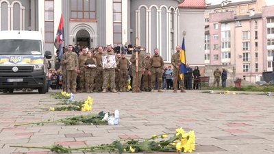 "Першим йшов у бій, останнім з нього виходив". У Вовчинці Івано-Франківської громади поховали воїна Олега Койляка "Першим йшов у бій, останнім з нього виходив". У Вовчинці Івано-Франківської громади поховали воїна Олега Койляка